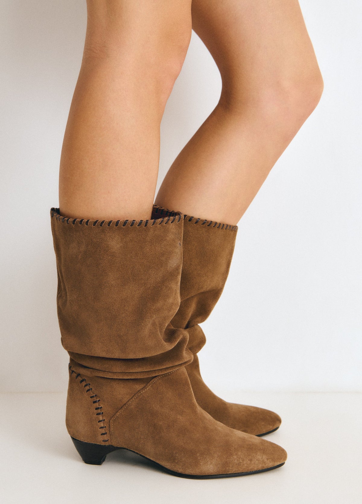Bota slouchy tacón kitten