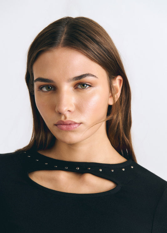Camiseta cut out tachas