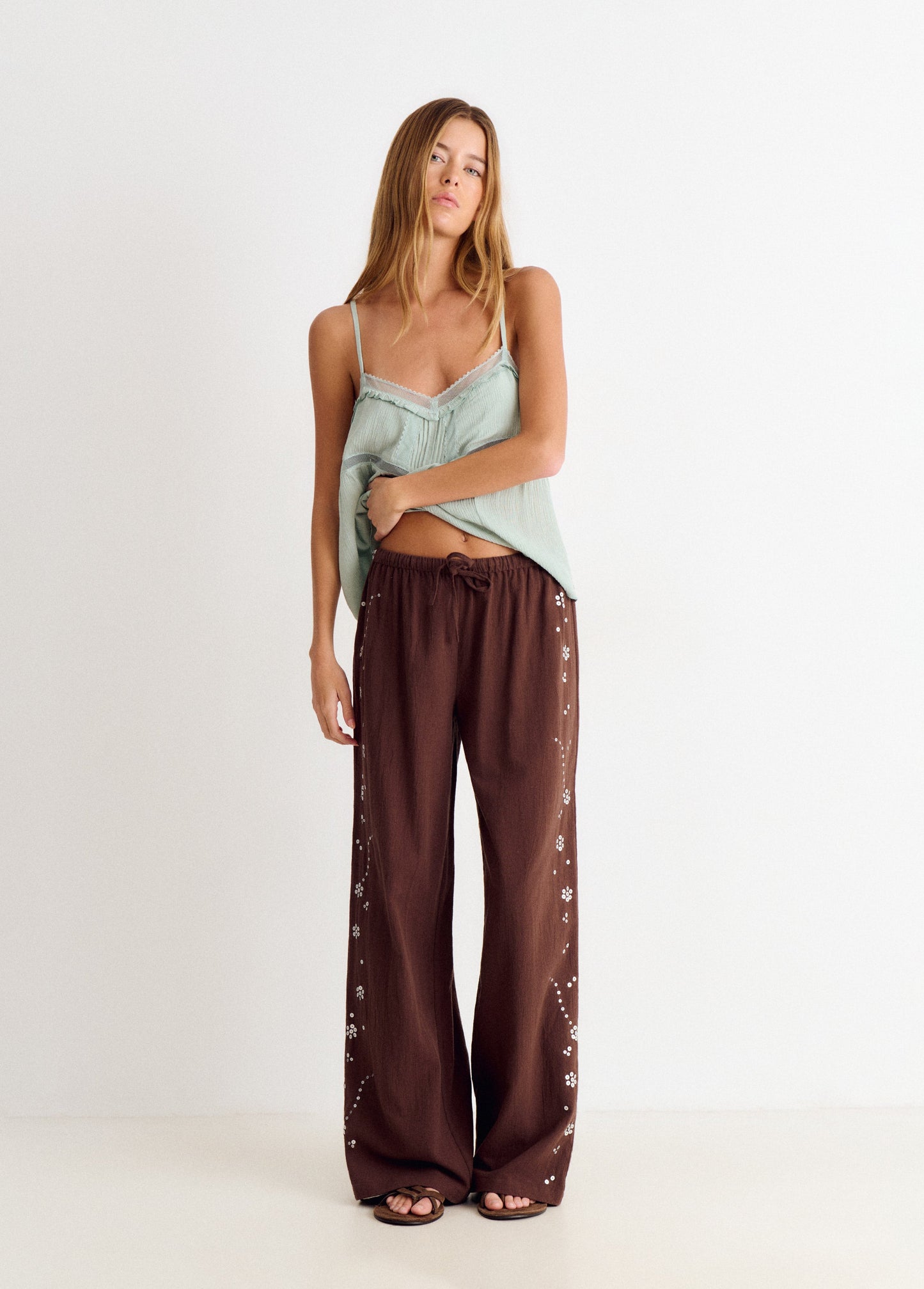 Pantalón fluido detalle lentejuelas lateral