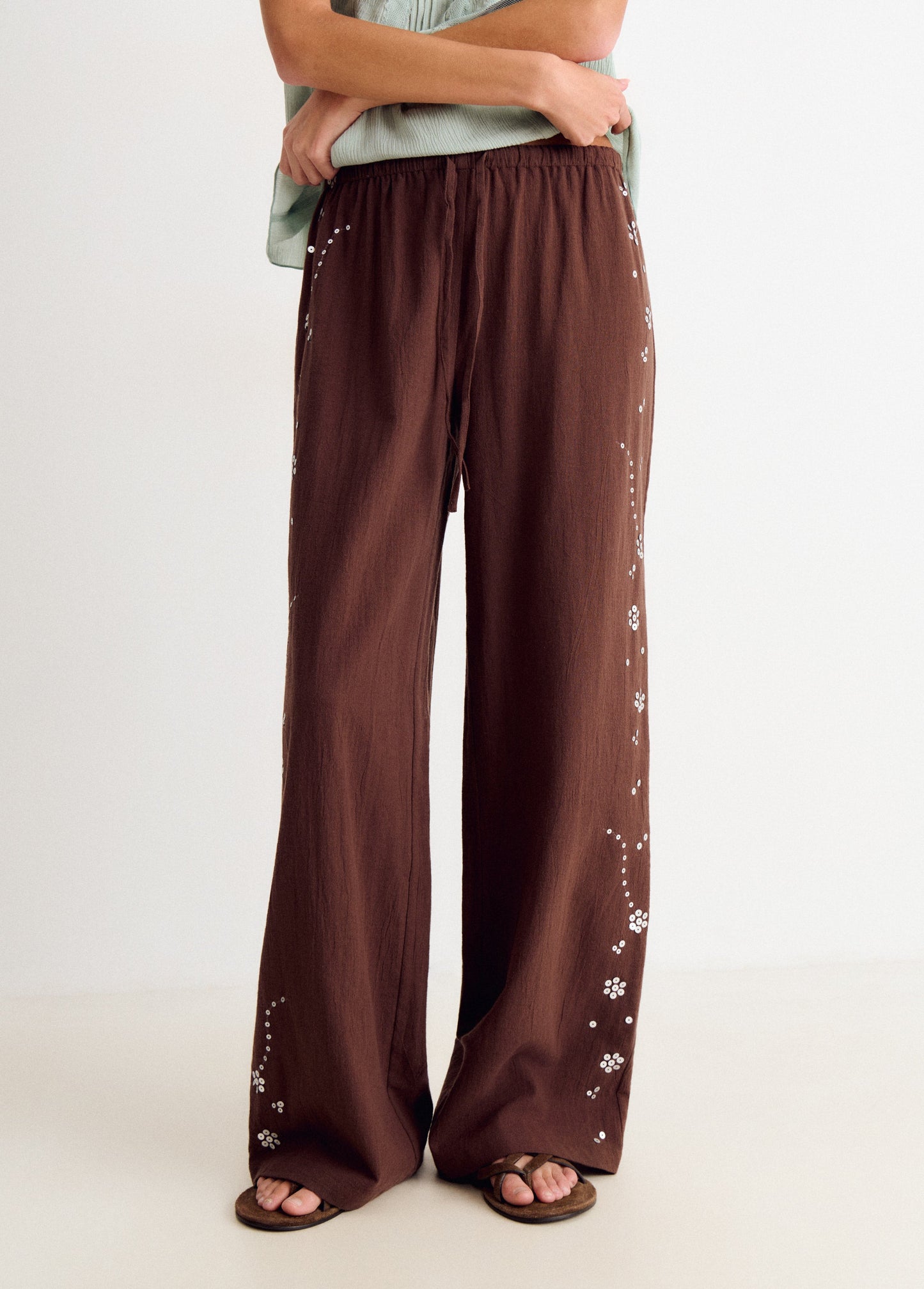 Pantalón fluido detalle lentejuelas lateral