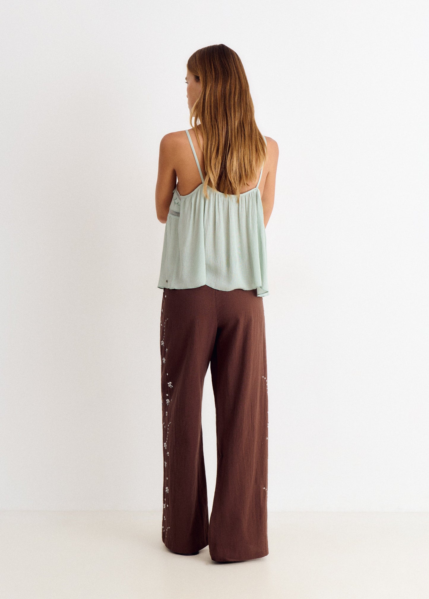 Pantalón fluido detalle lentejuelas lateral