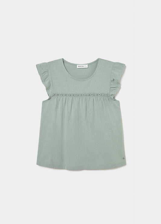 Camiseta volante y puntilla