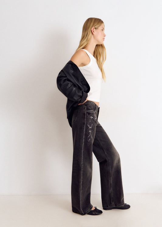 Jeans tiro bajo tachas flor