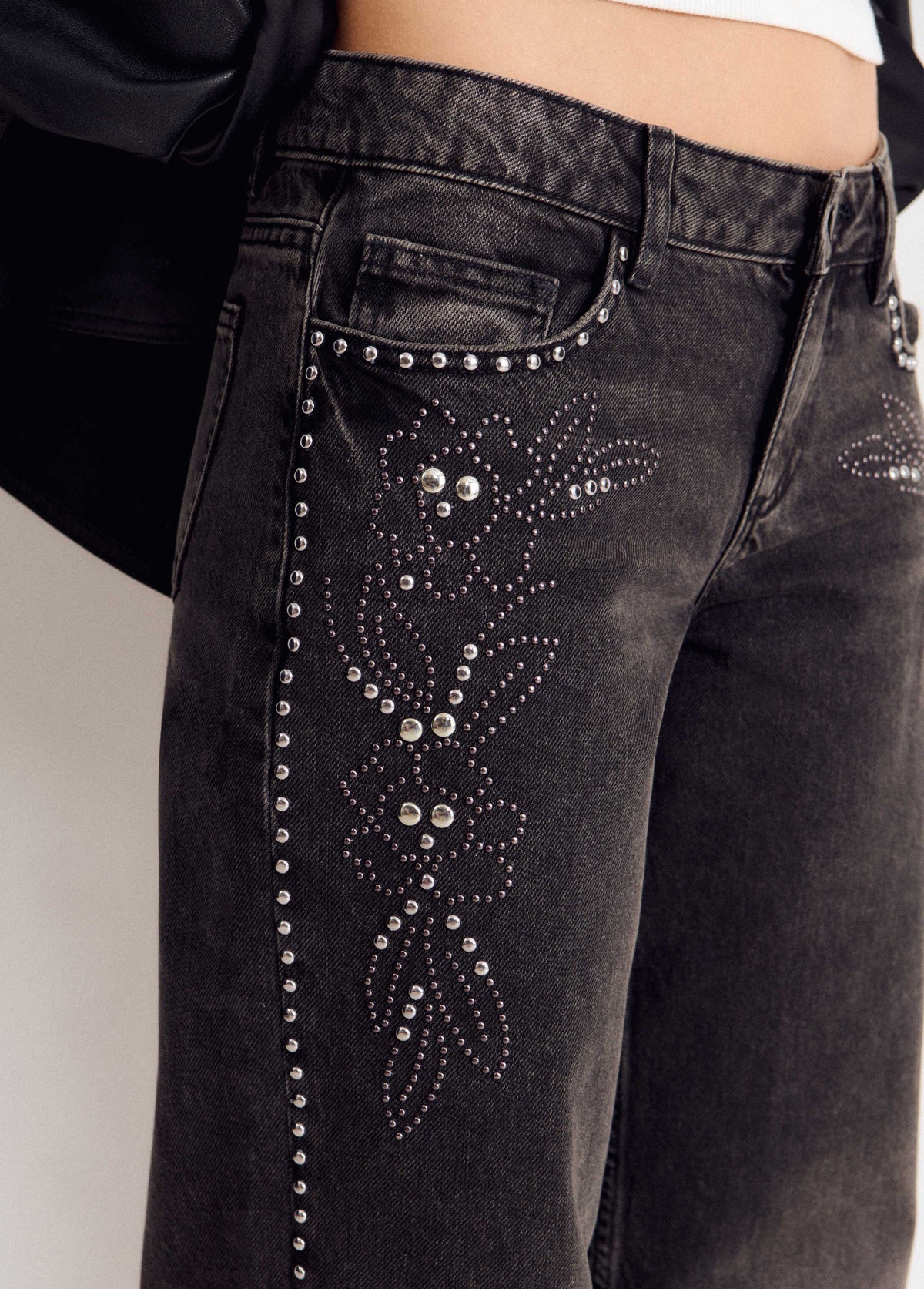 Jeans tiro bajo tachas flor