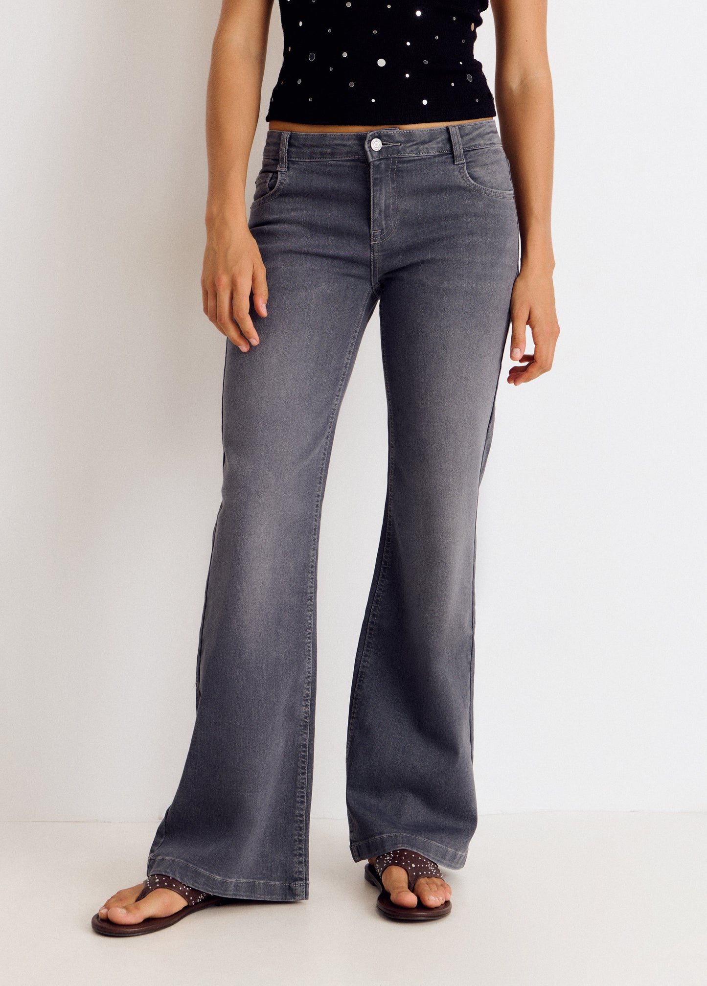 Jeans flare bolsillos traseros