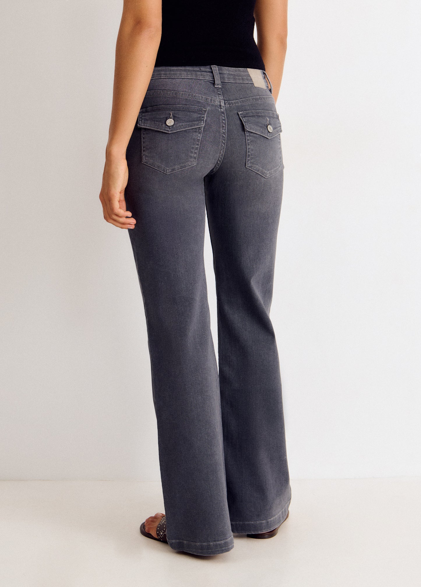 Jeans flare bolsillos traseros