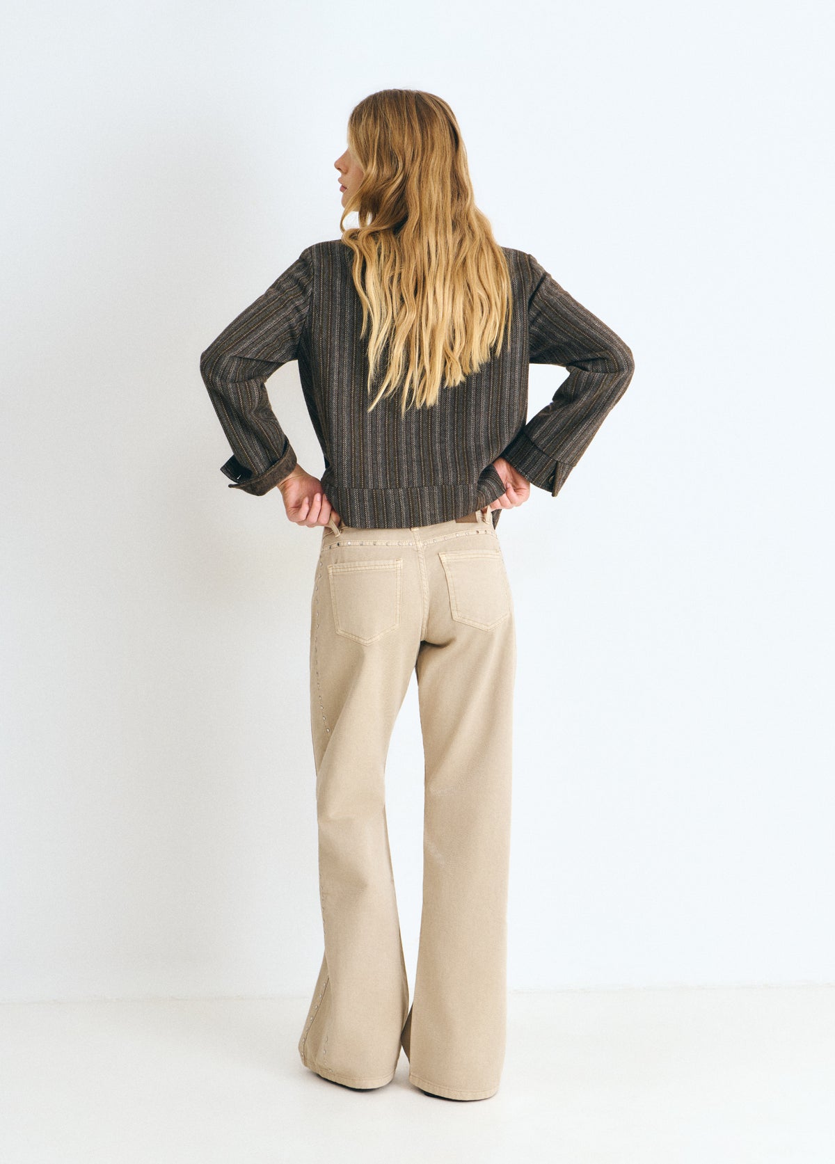 Pantalón recto con tachas