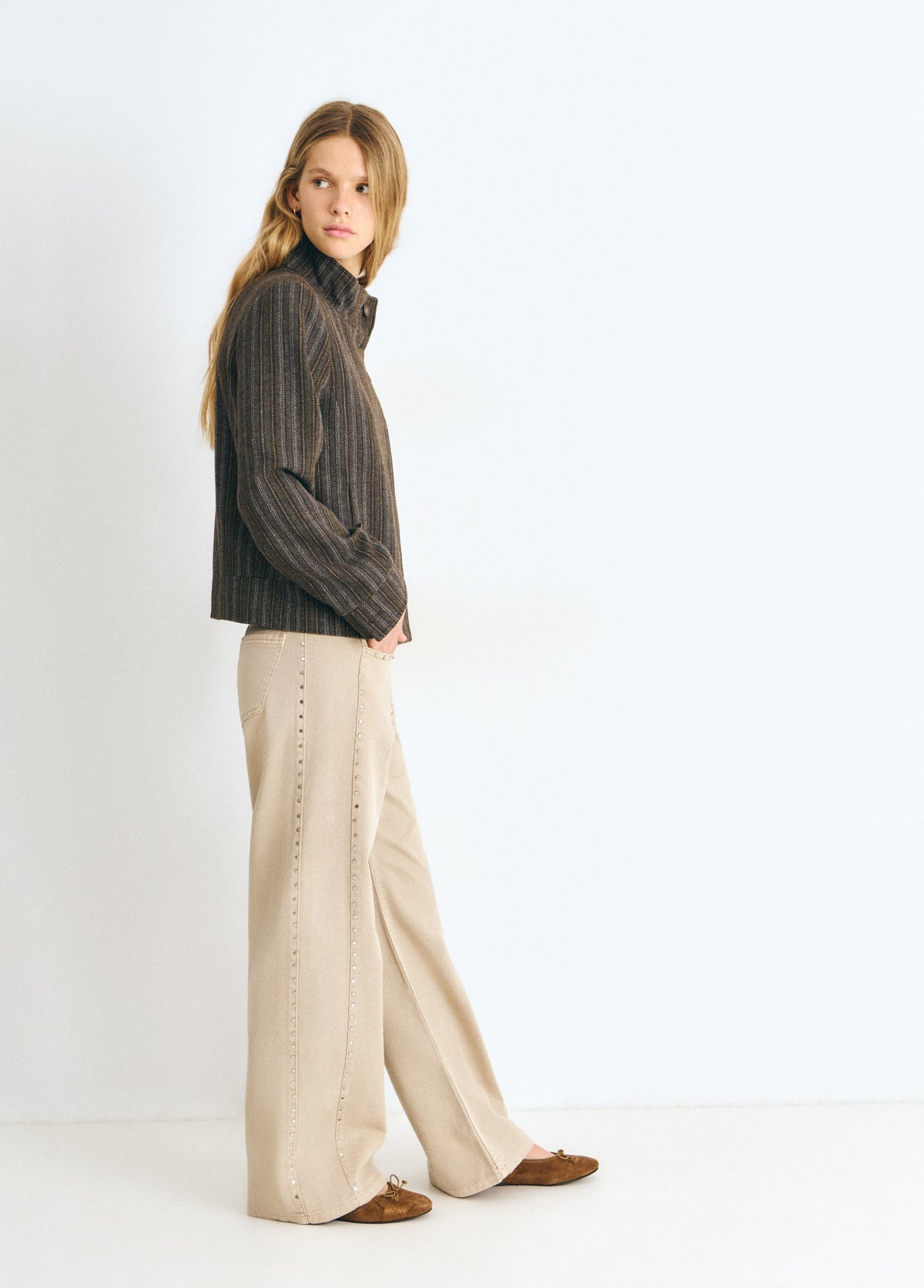 Pantalón recto con tachas