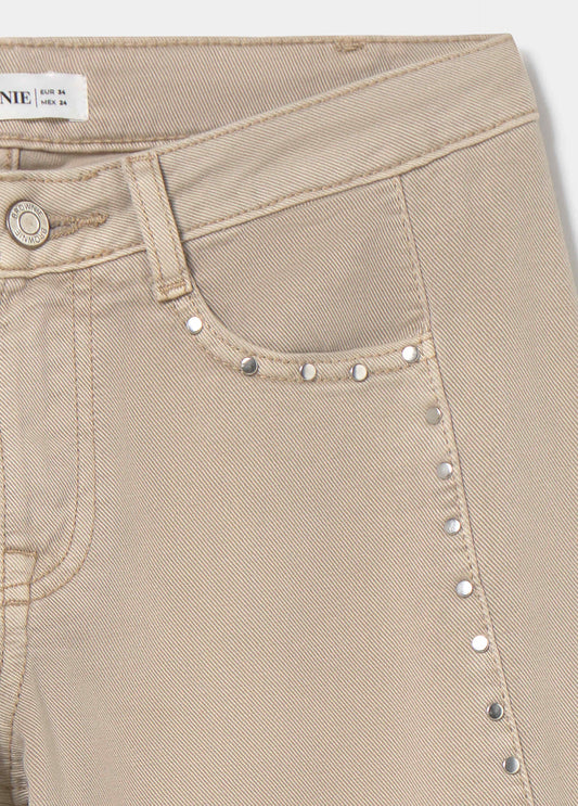 Pantalón recto con tachas
