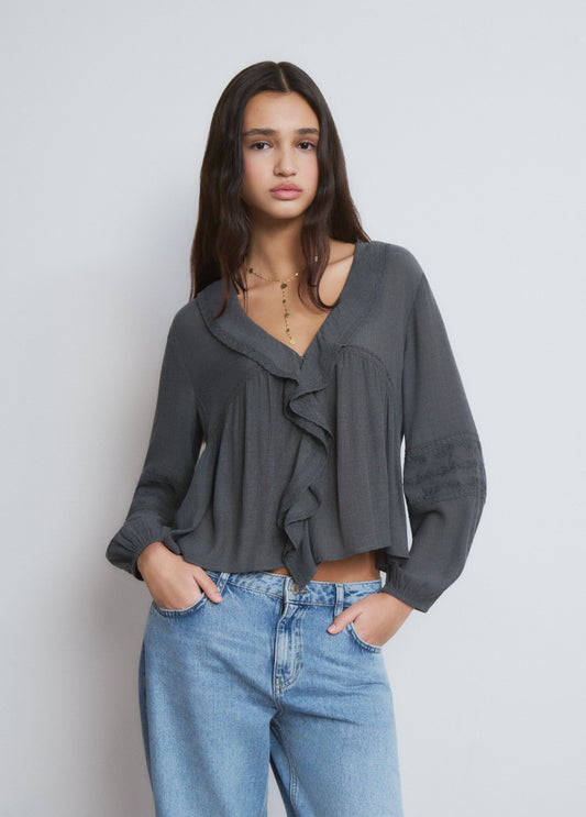 Blusa volantes detalle mangas bordadas