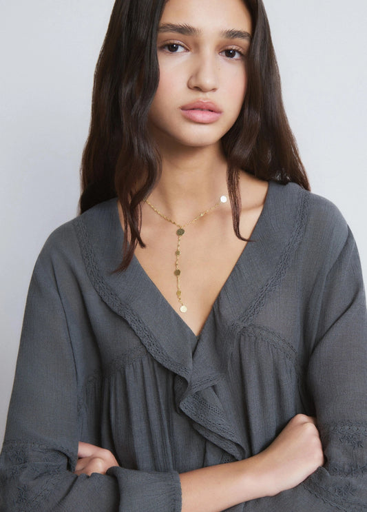 Blusa volantes detalle mangas bordadas