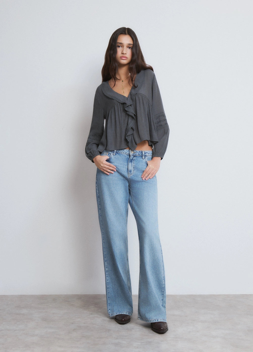 Blusa volantes detalle mangas bordadas