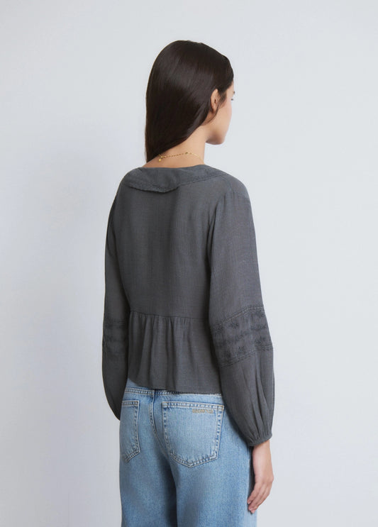 Blusa volantes detalle mangas bordadas