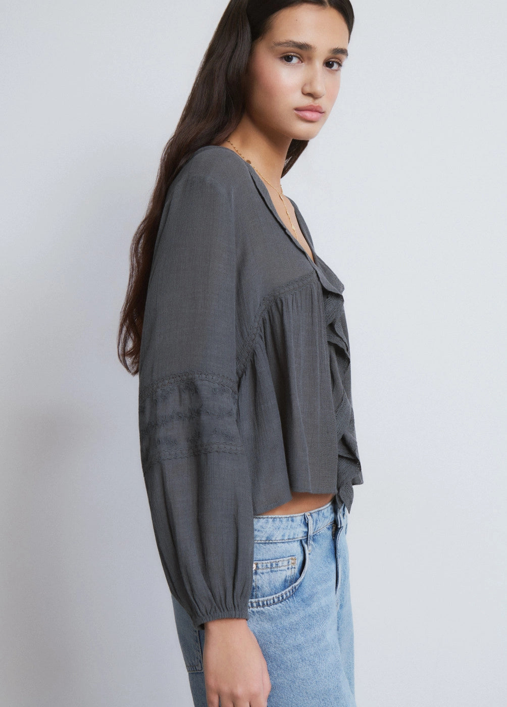 Blusa volantes detalle mangas bordadas