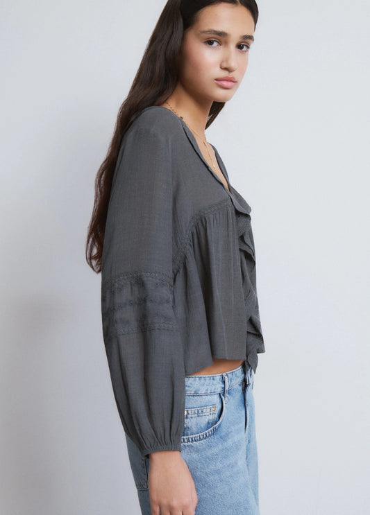 Blusa volantes detalle mangas bordadas