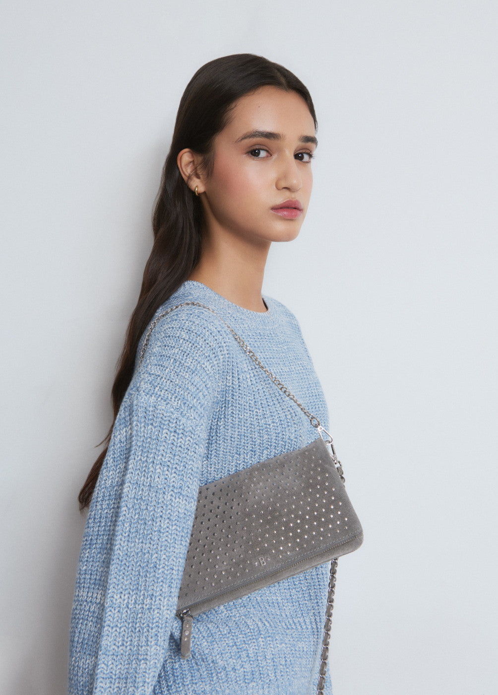 Bolso solapa tachitas cuero