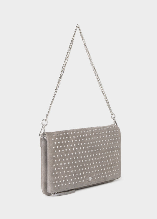 Bolso solapa tachitas cuero