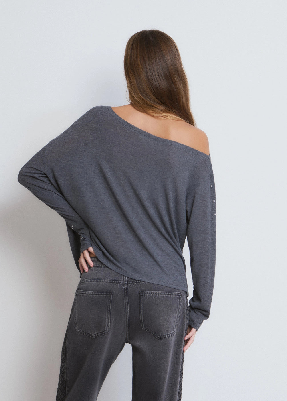 Camiseta asimétrica tachas gris oscuro