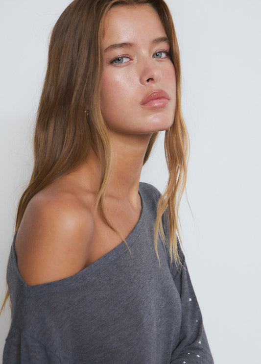 Camiseta asimétrica tachas gris oscuro