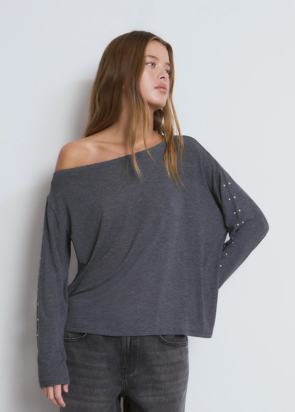 Camiseta asimétrica tachas gris oscuro