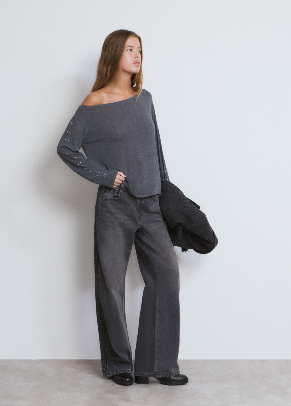 Camiseta asimétrica tachas gris oscuro