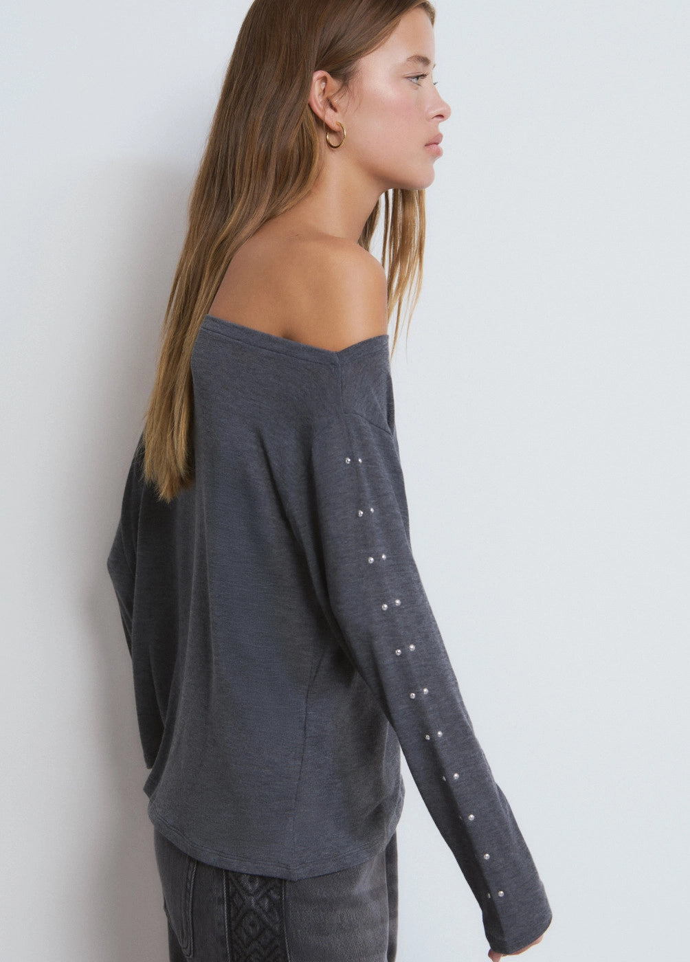 Camiseta asimétrica tachas gris oscuro