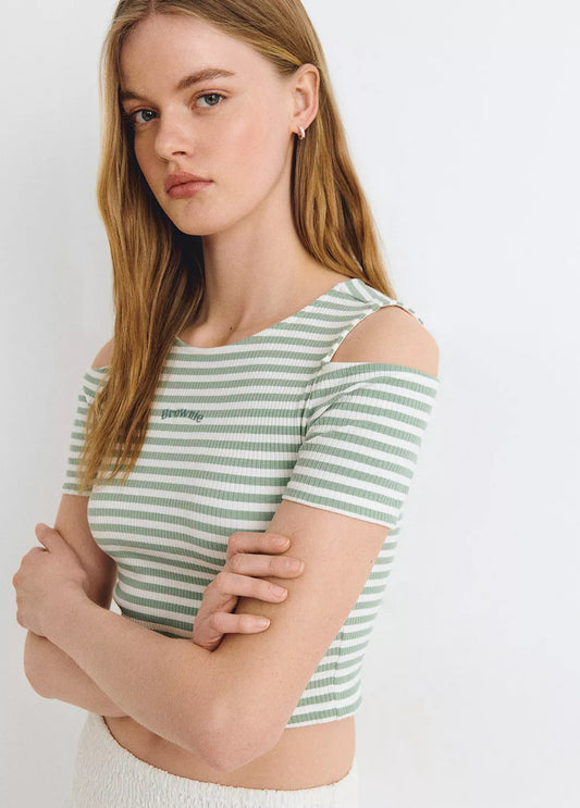 Camiseta rayas cut-out hombro y bordado