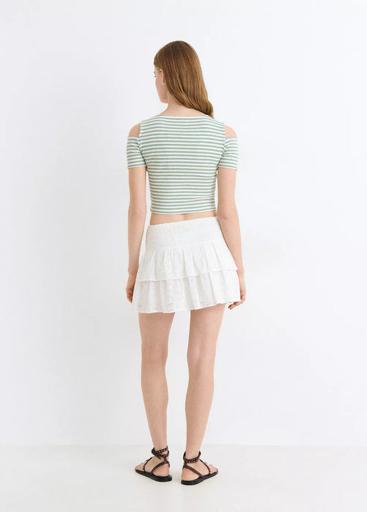 Camiseta rayas cut-out hombro y bordado