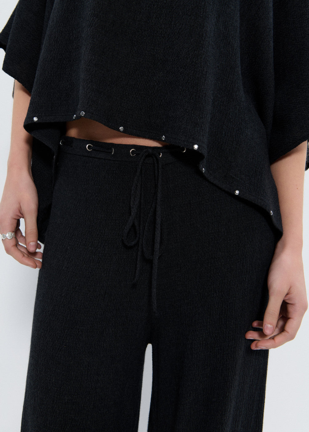 Capa detalle tachas y bufanda