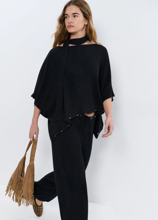 Capa detalle tachas y bufanda