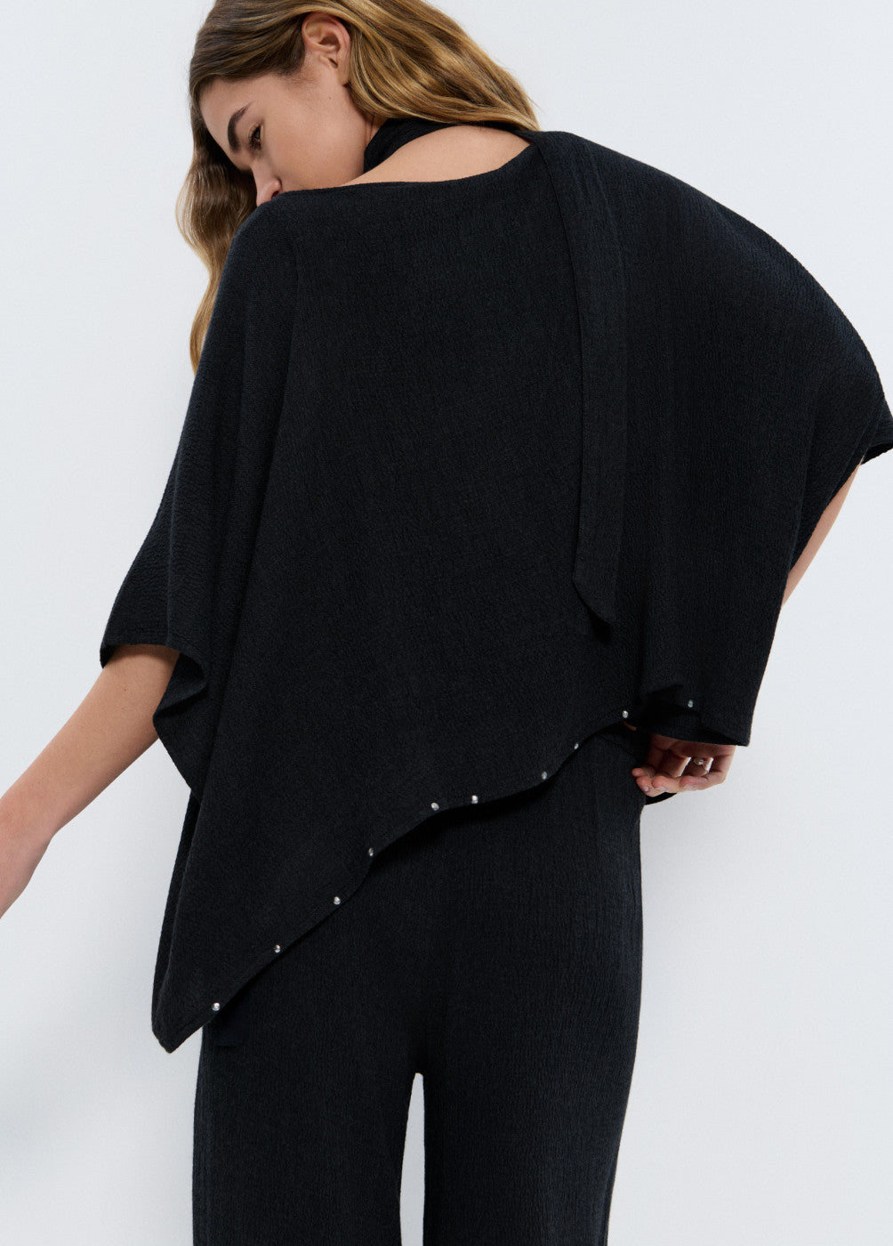 Capa detalle tachas y bufanda