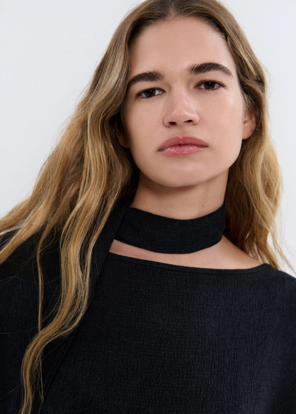 Capa detalle tachas y bufanda