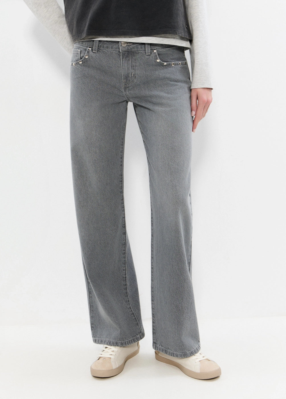 Jeans tiro bajo alas bordadas y tachas