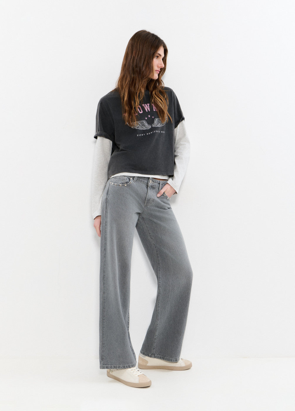 Jeans tiro bajo alas bordadas y tachas
