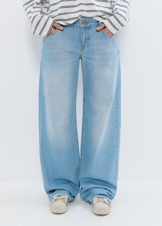 Jeans tiro bajo alas glitter y tachuelas