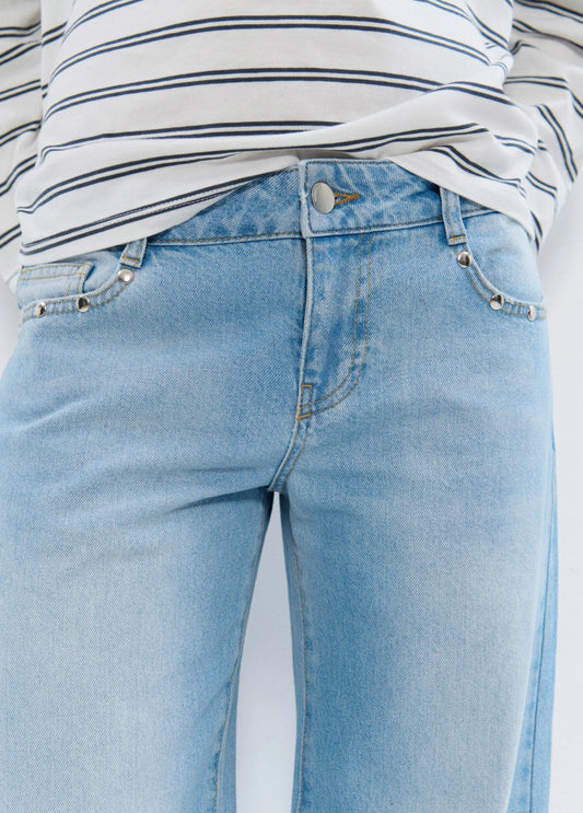 Jeans tiro bajo alas glitter y tachuelas