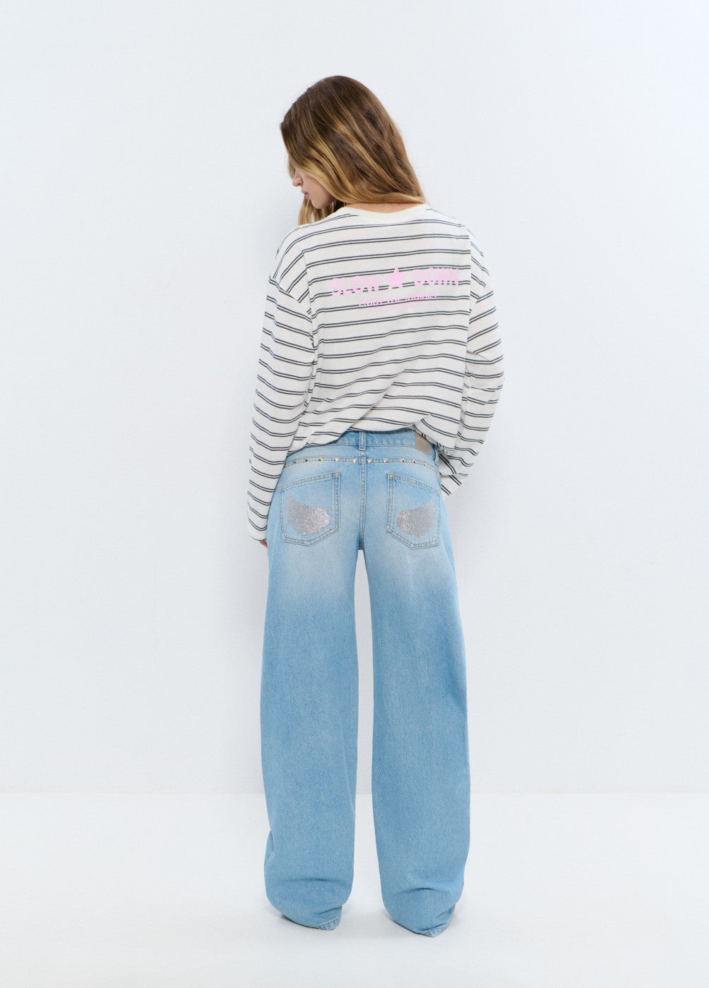 Jeans tiro bajo alas glitter y tachuelas