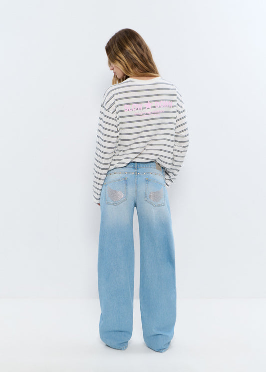 Jeans tiro bajo alas glitter y tachuelas