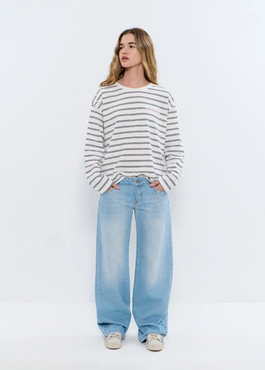 Jeans tiro bajo alas glitter y tachuelas