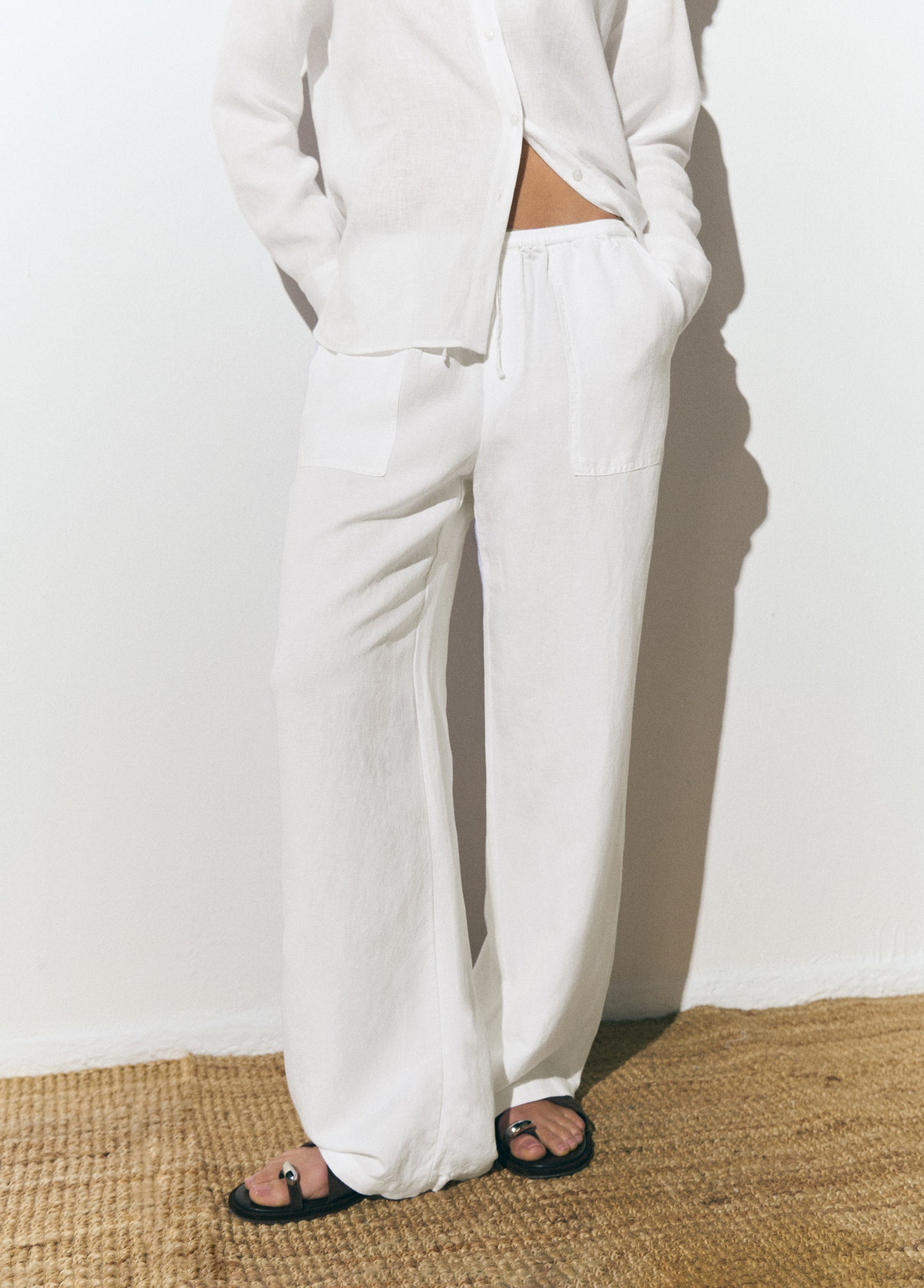 Pantalón fluido bolsillo parche