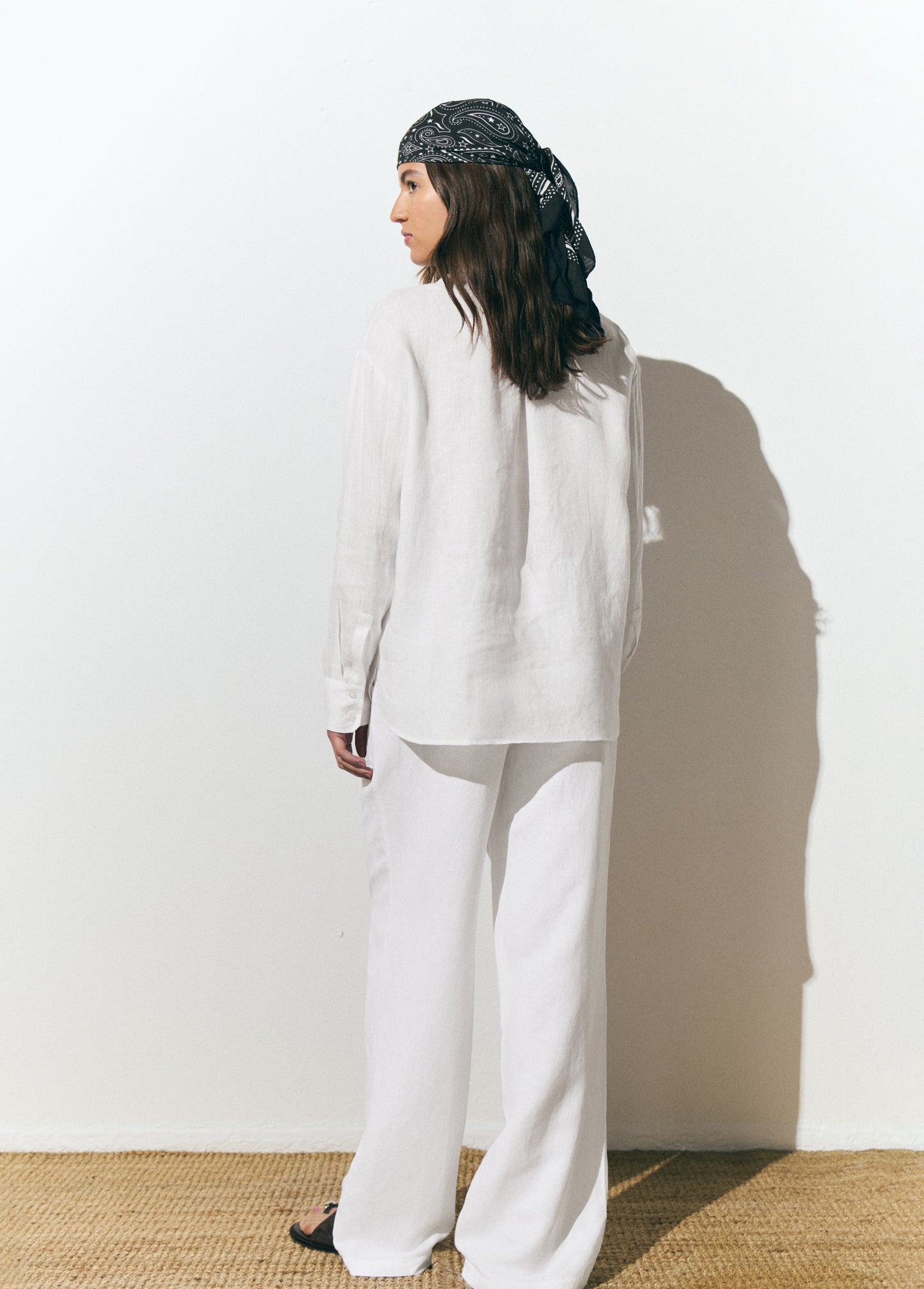 Pantalón fluido bolsillo parche