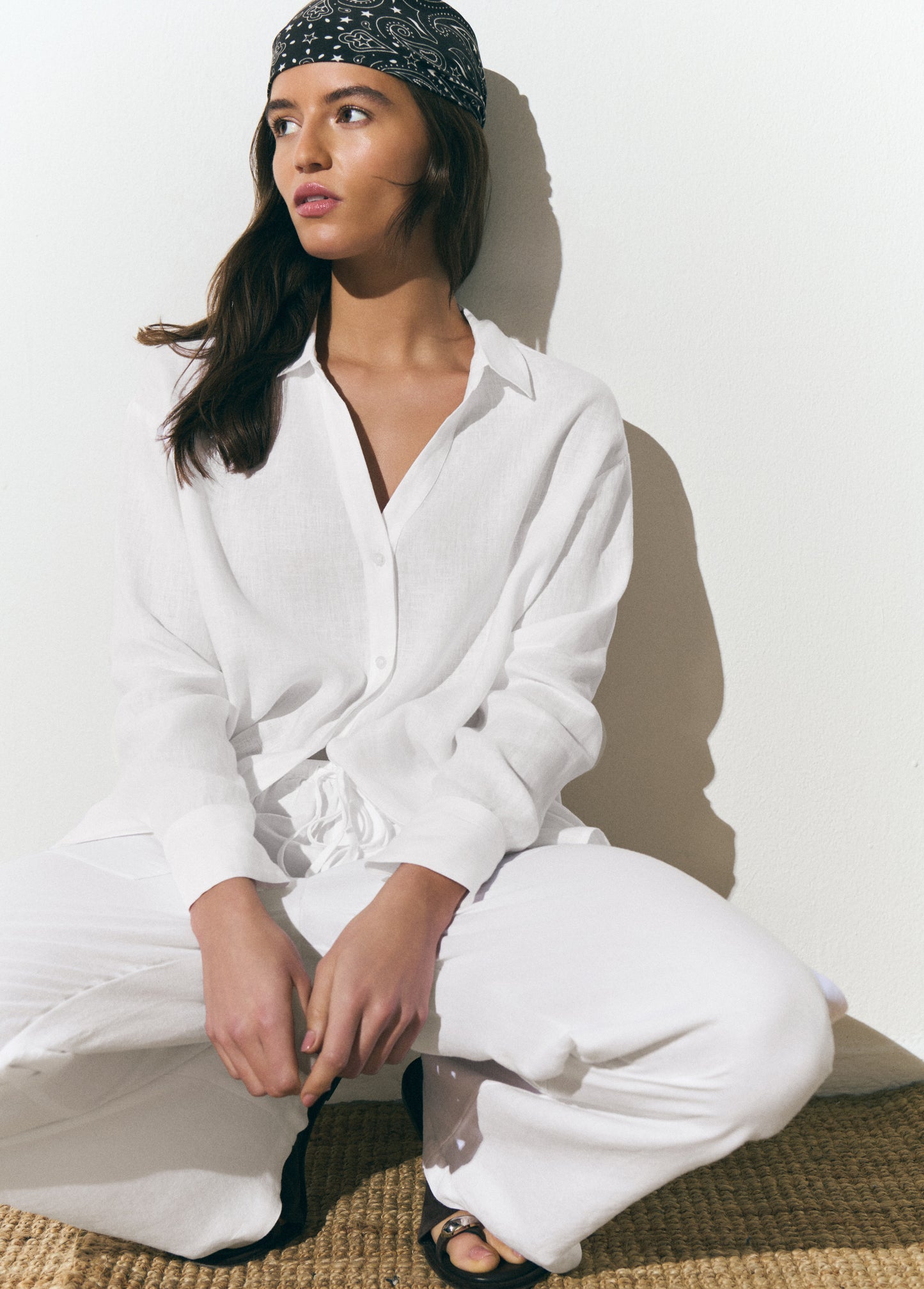 Pantalón fluido bolsillo parche