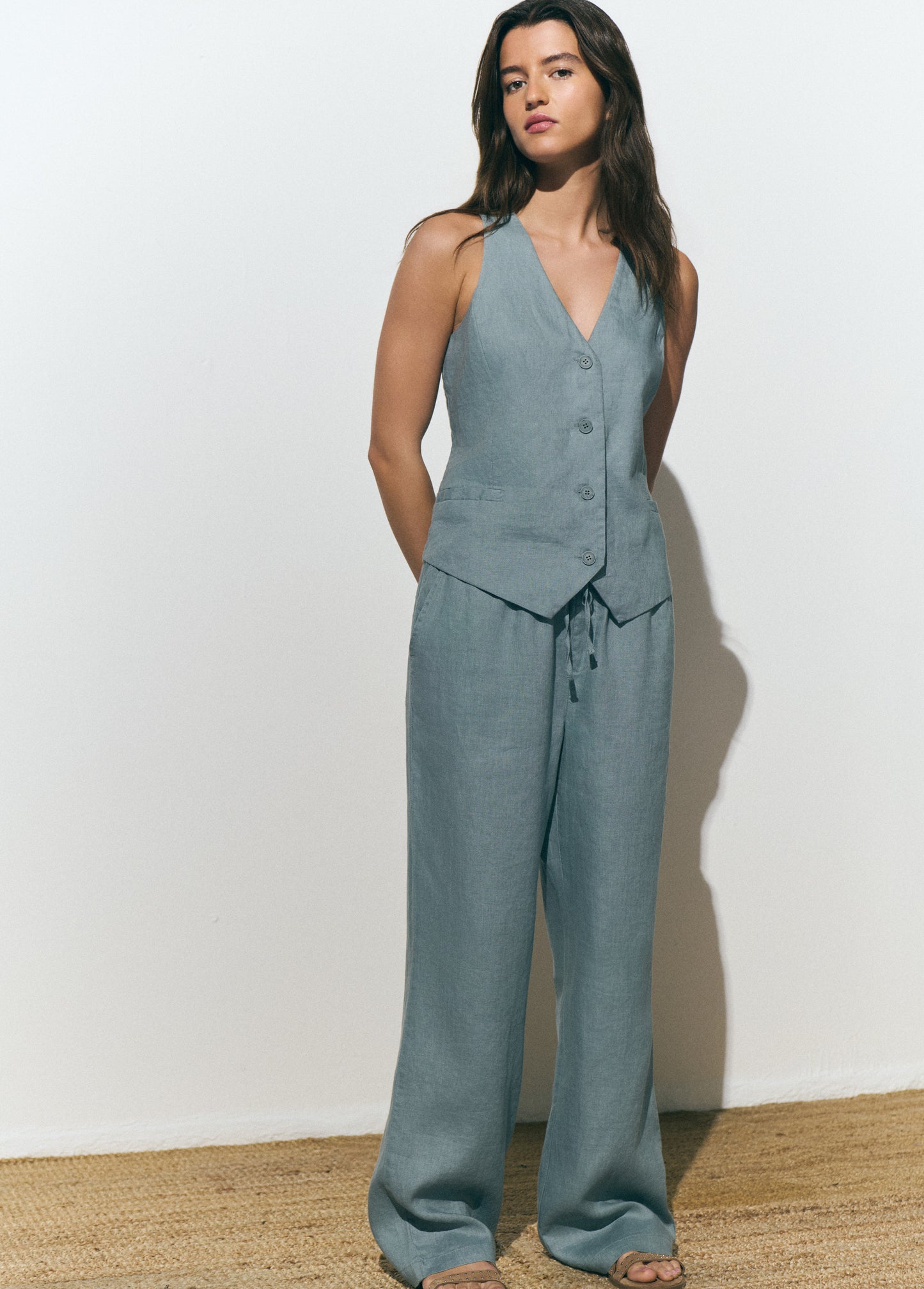 Pantalón fluido bolsillo parche