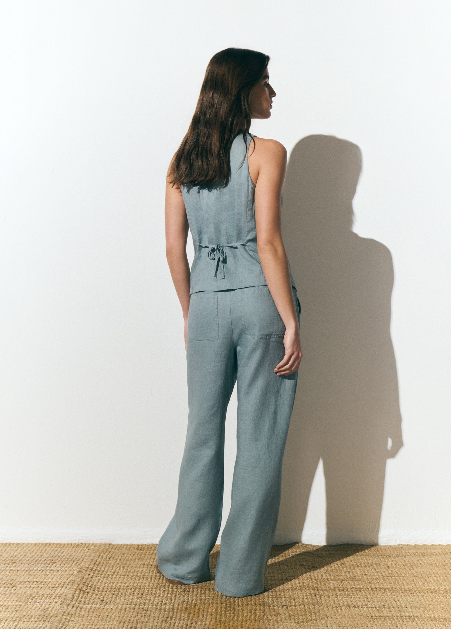 Pantalón fluido bolsillo parche