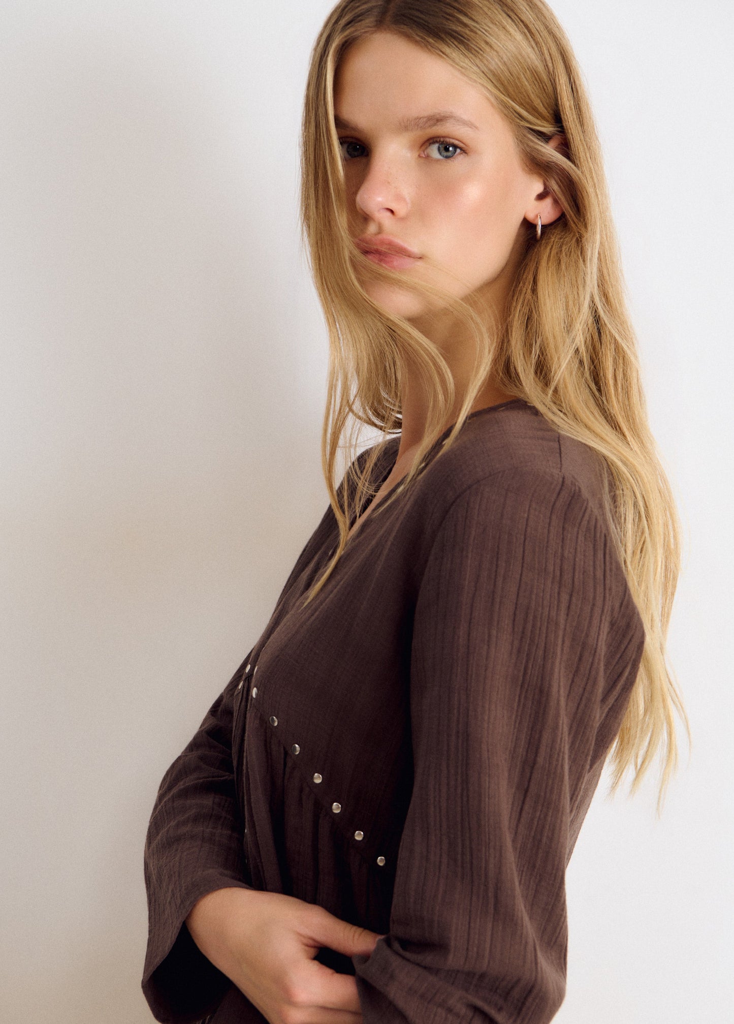 Blusa pico tachas manga larga