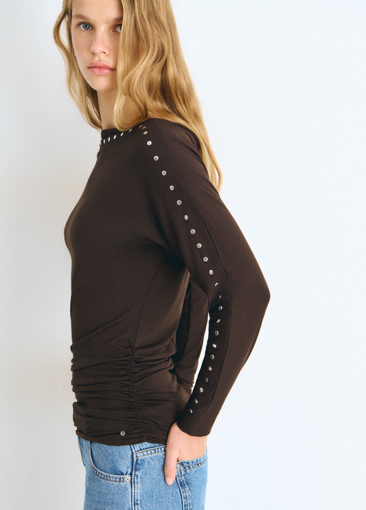 Camiseta cuello barco tachas