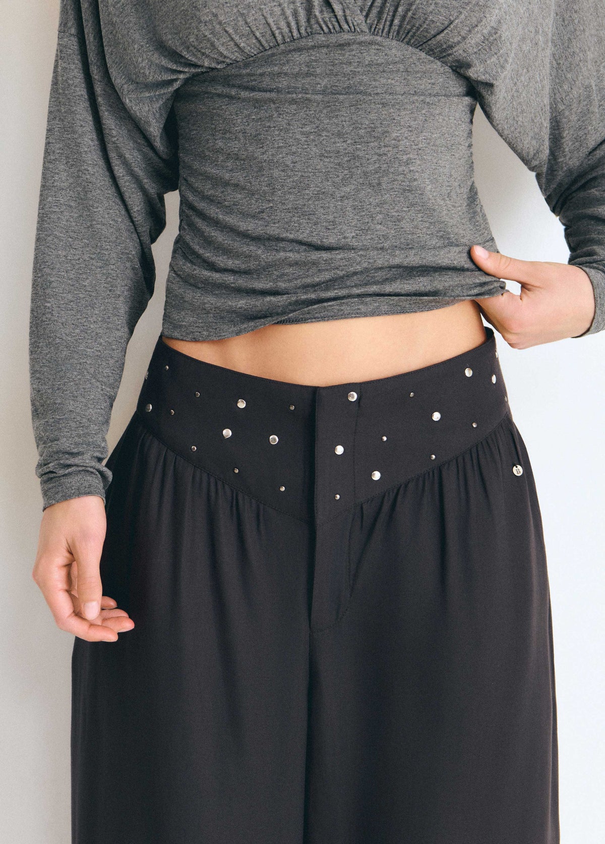 Pantalón bombacho cintura tachas