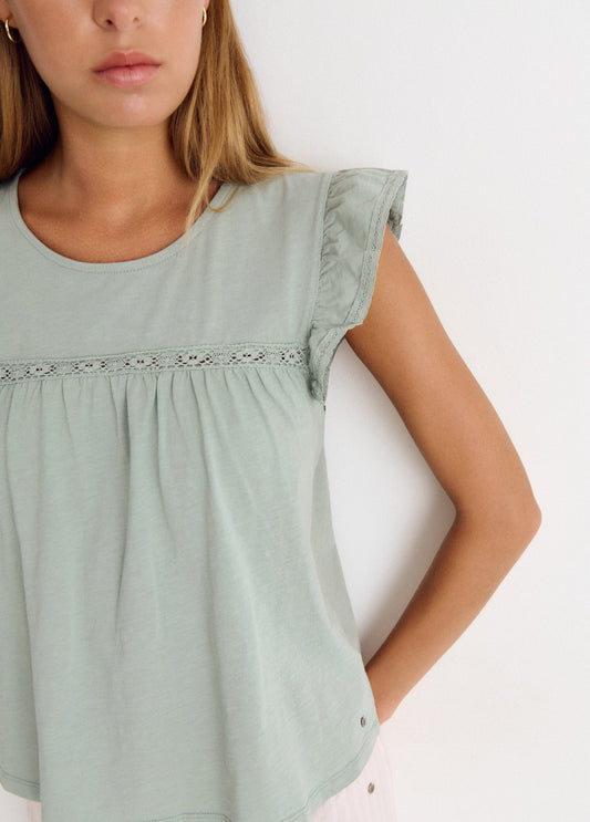 Camiseta volante y puntilla