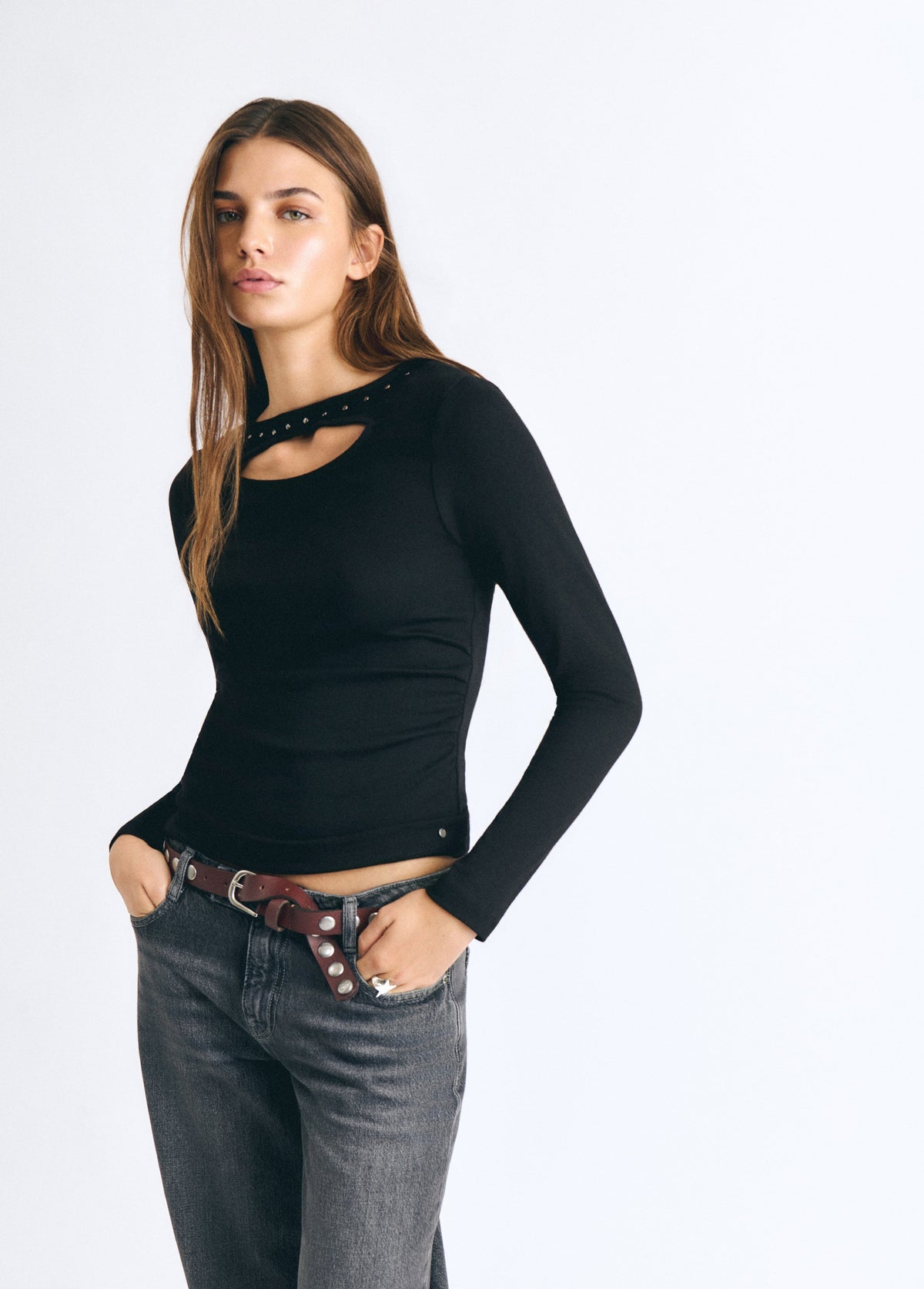 Camiseta cut out tachas