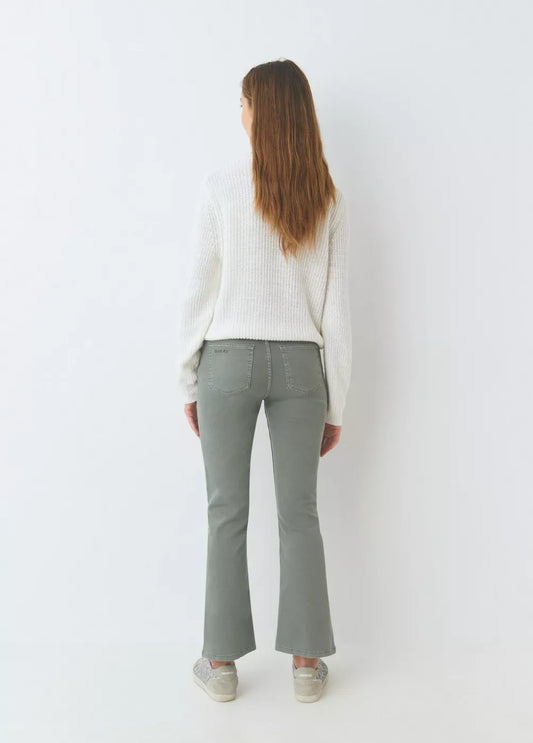 Pantalón flare cropped botones